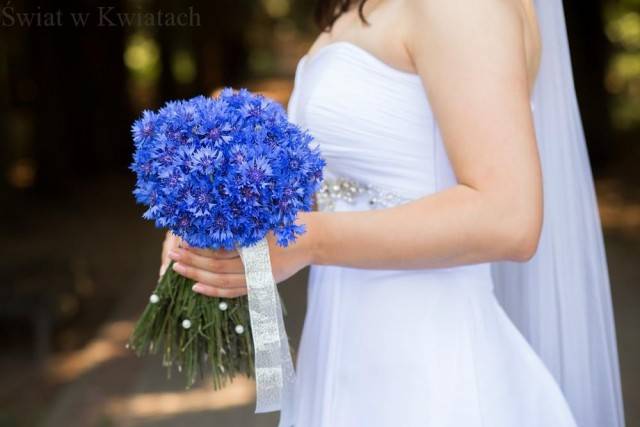 niebieski bukiet ślubny