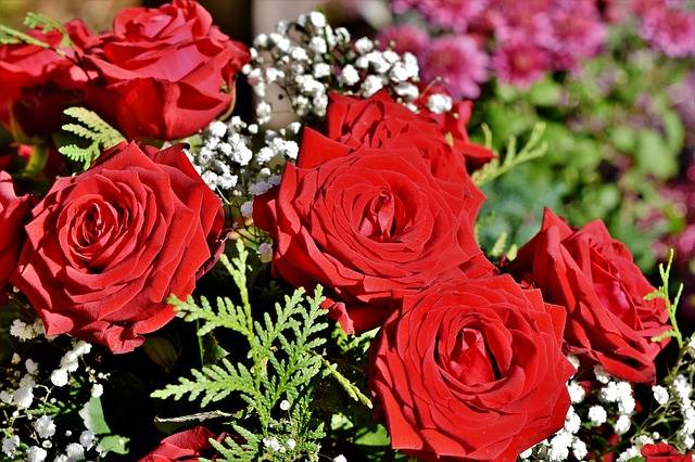 kompozycje kwiatowe na cmentarz z róż